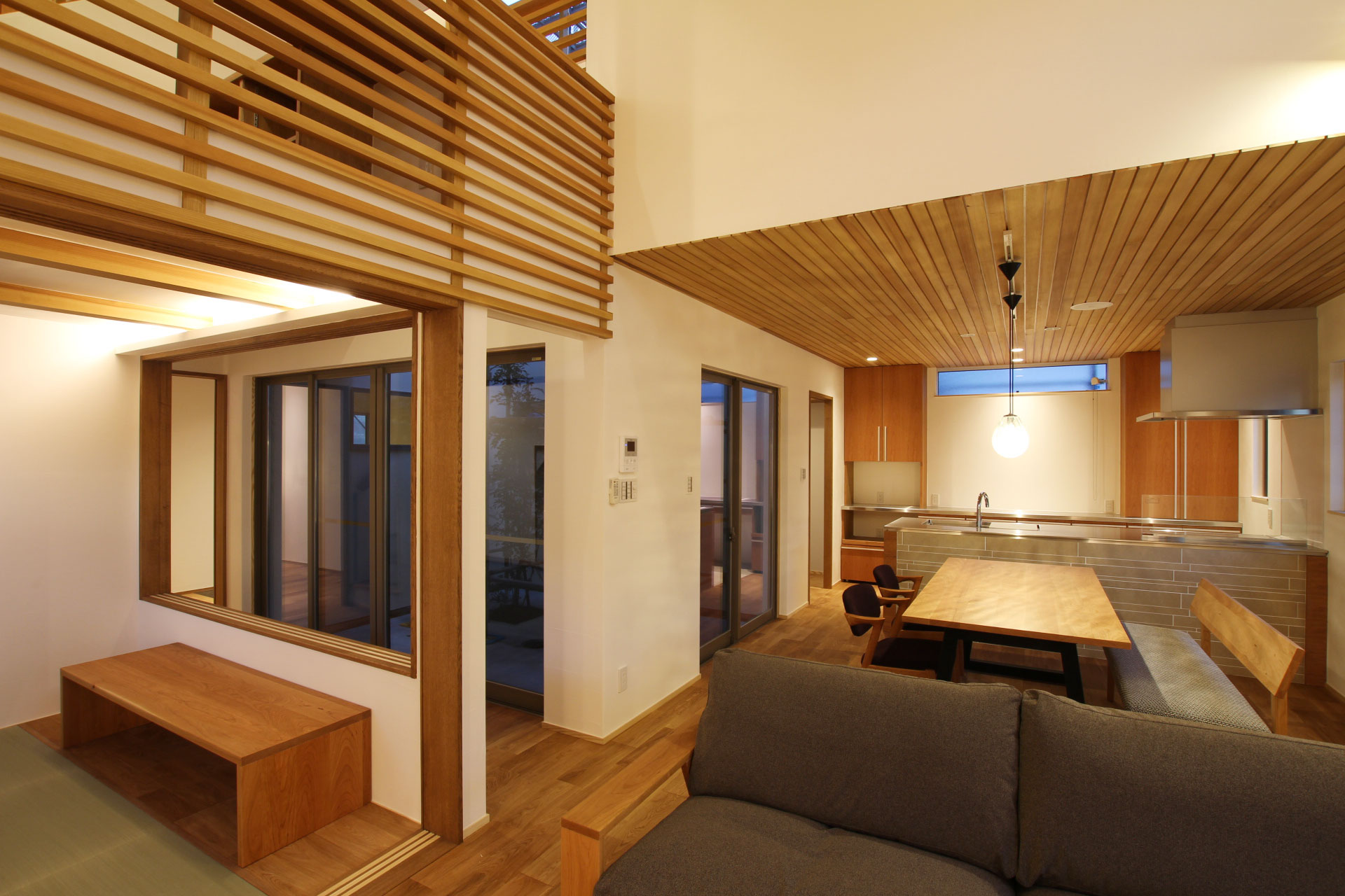 施工写真1枚目　中庭を囲むコートハウス 