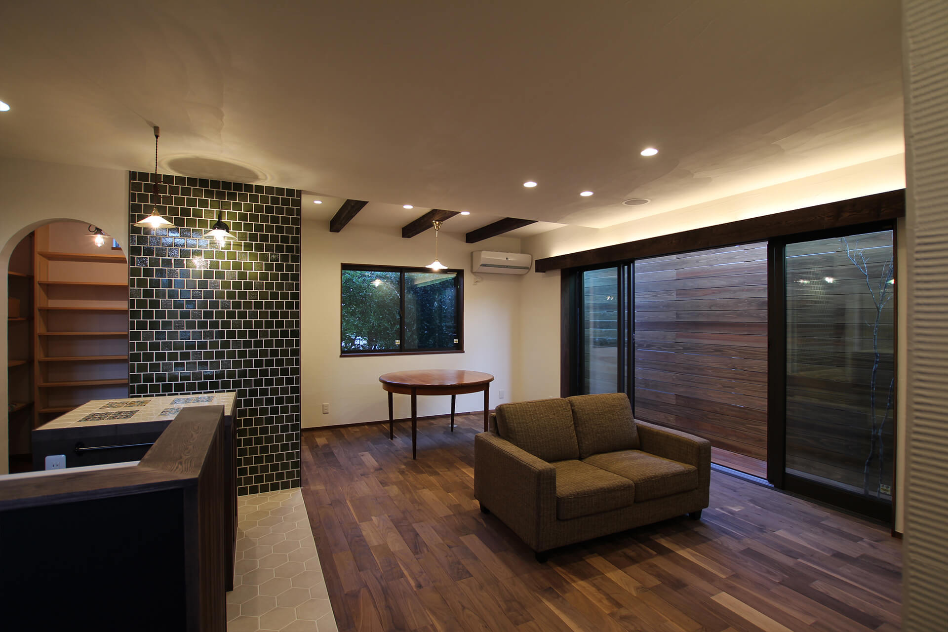 施工写真1枚目　浪漫薫る大きな本棚のあるお家