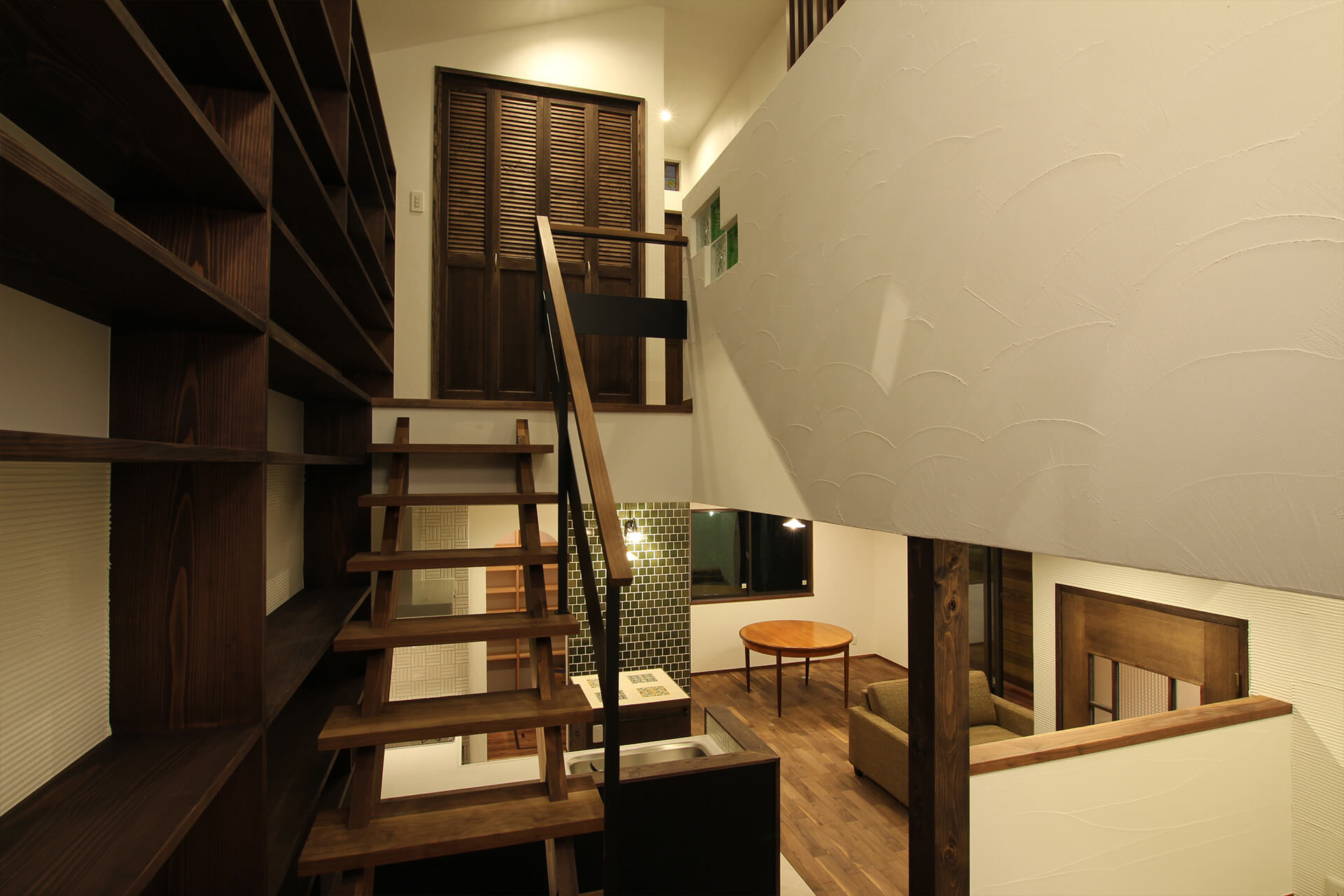 施工写真2枚目　浪漫薫る大きな本棚のあるお家