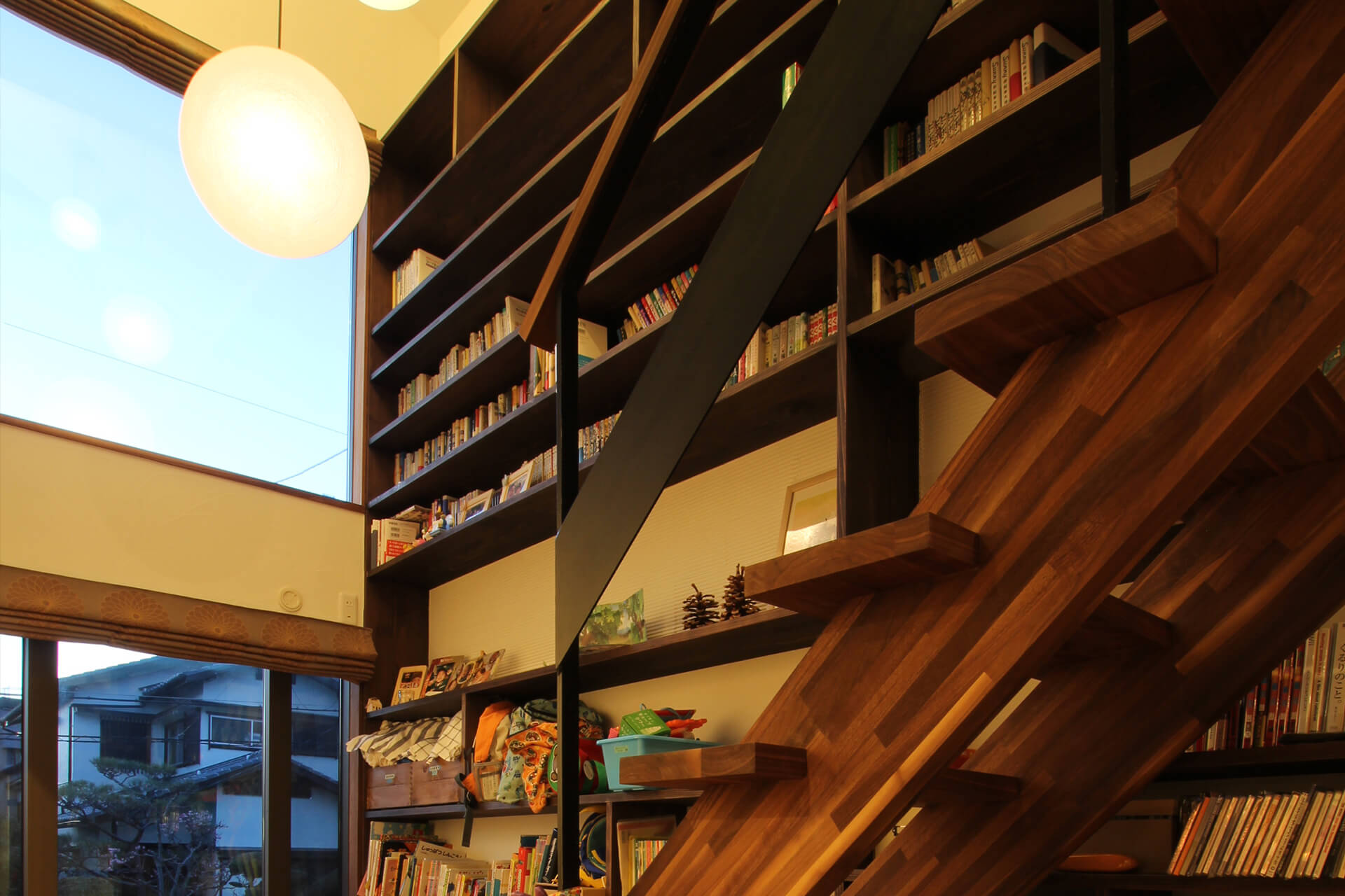 施工写真3枚目　浪漫薫る大きな本棚のあるお家