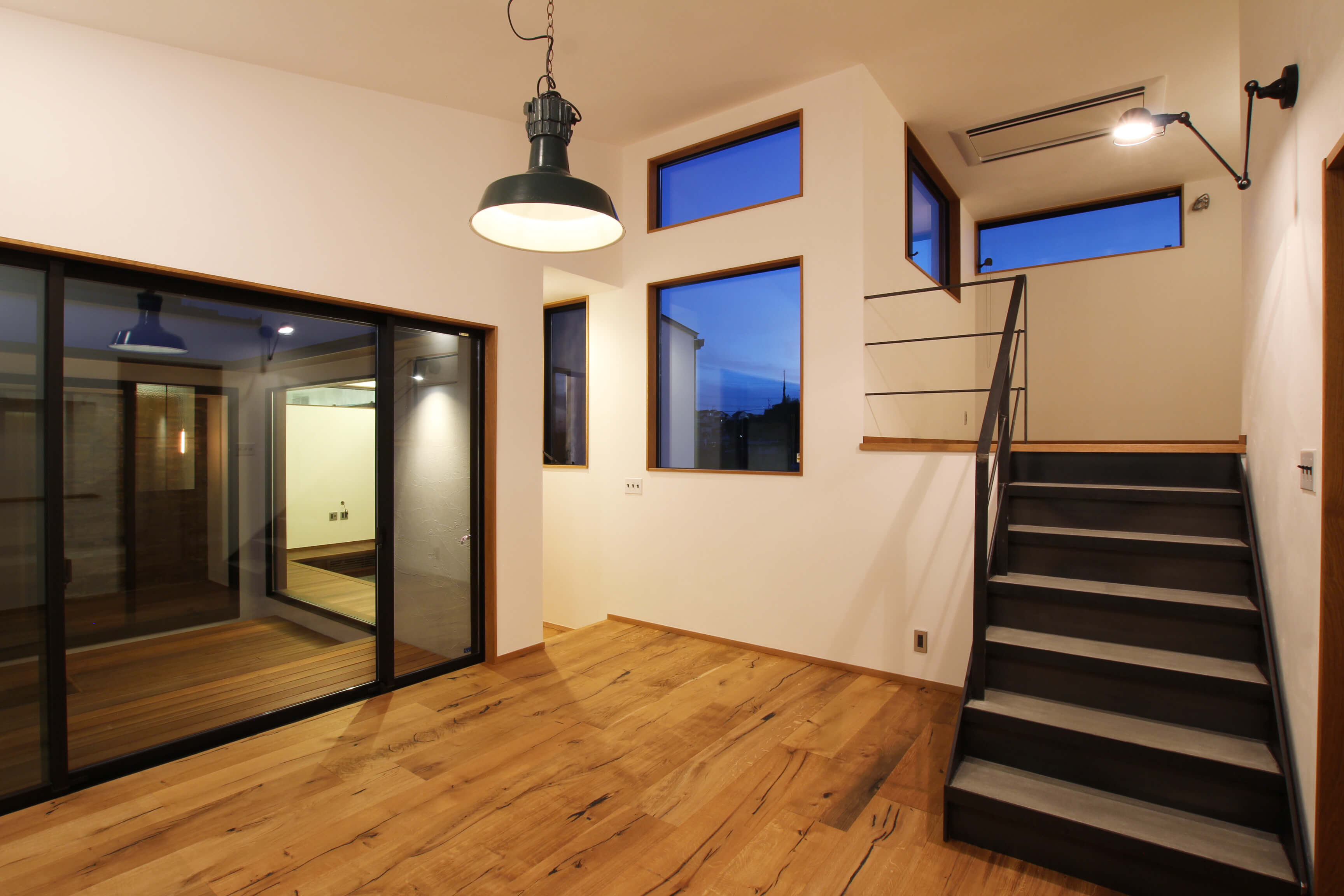 施工写真1枚目　中庭と巡るPararell style 