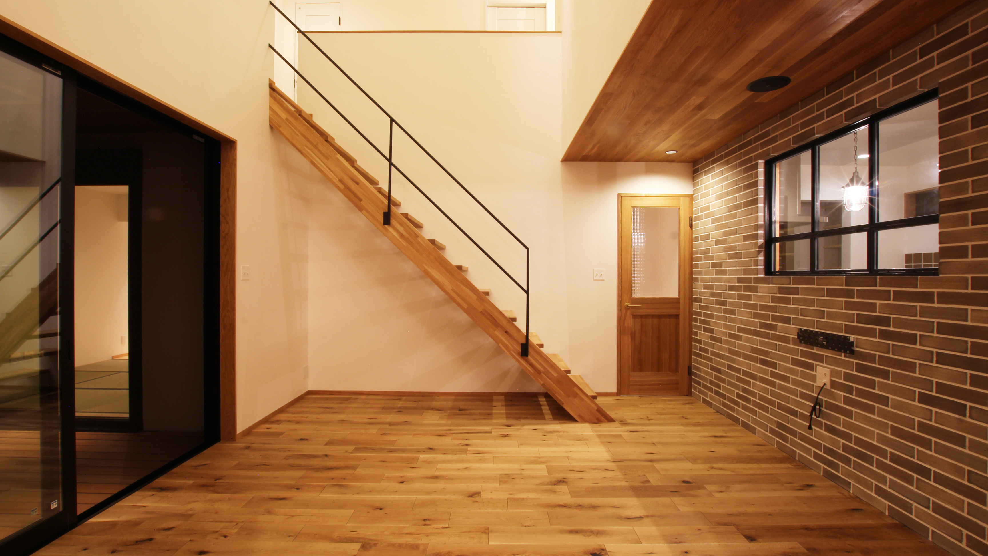 施工写真1枚目　Full Frontal Living 