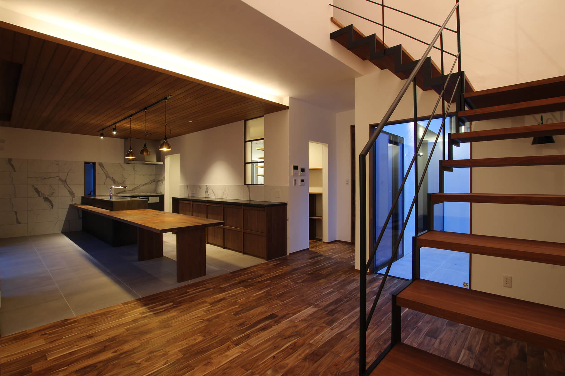 施工写真1枚目　LUXE MODERN